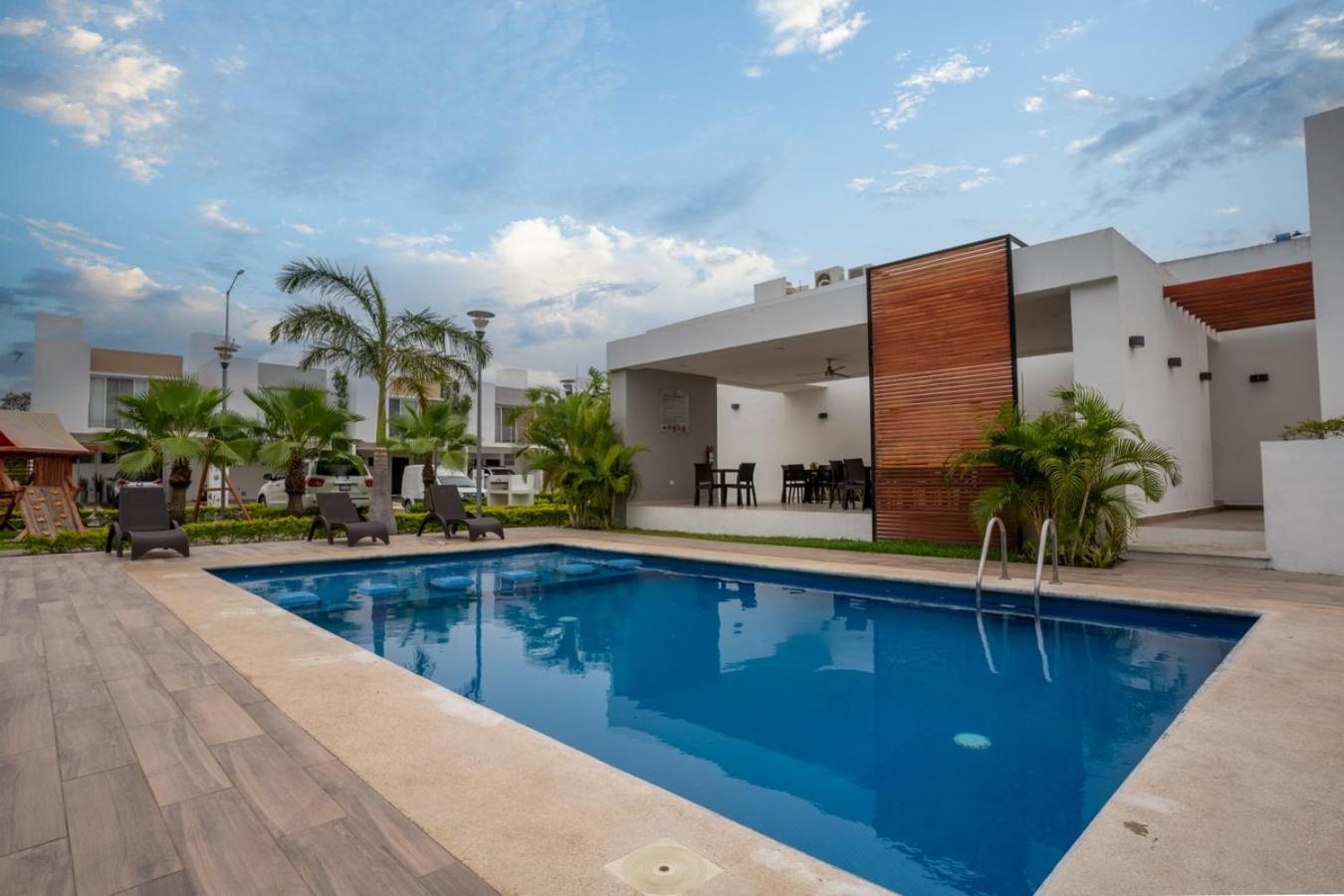 3Br House W/ Pool, Security & Excellent Location! *